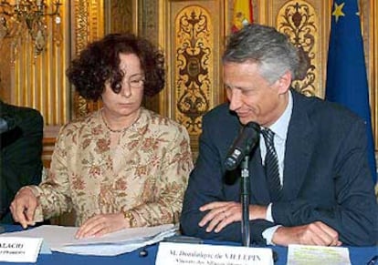 Los ministros de Exteriores de España y Francia, Ana Palacio y Dominique de Villepin, el pasado julio en París.