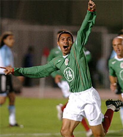 El mexicano Ramón Morales celebra el único gol del partido, logrado en un lanzamiento de falta.