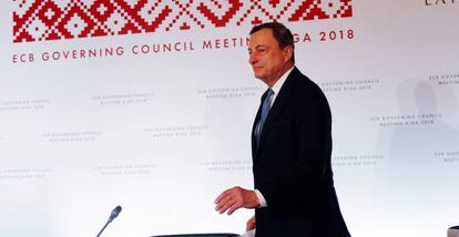 Mario Draghi, presidente del BCE, ayer llegando a la rueda de prensa tras el consejo de gobierno del banco, en Riga (Letonia). 