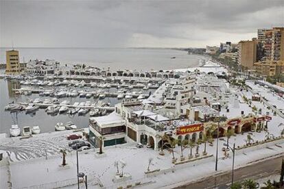 El puerto deportivo de la localidad almeriense de Aguadulce ha amanecido hoy cubierto de nieve en una insólita imagen.