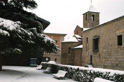 Las precipitaciones se han registrado tambien en los Pirineos. Por ejemplo, en La Seu d'Urgell (Lleida). Su catedral y la plaza que se extiende frente a su portada han amanecido hoy cubiertas de nieve.