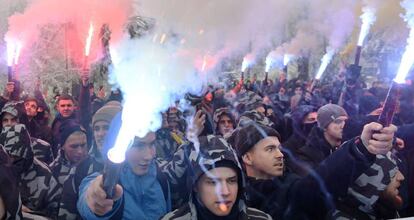 Manifestantes de extrema derecha se manifiestan en Kiev el lunes para exigir la ley marcial y la ruptura total de relaciones con Rusia