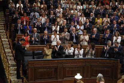 El candidato a la presidendia del Gobierno, Pedro Sánchez, es aplaudido por los diputados del PSOE tras finalizar su discurso.