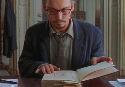 Ya lo decía filósofo Henry David Thoreau: "Lee los buenos libros primero; lo más seguro es que no alcances a leerlos todos". En la imagen, Johnny Depp leyendo en 'La novena puerta' (1999).