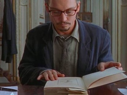 Ya lo decía filósofo Henry David Thoreau: "Lee los buenos libros primero; lo más seguro es que no alcances a leerlos todos". En la imagen, Johnny Depp leyendo en 'La novena puerta' (1999).