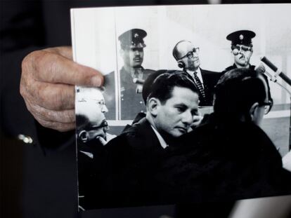 La mano de Gabriel Bach, uno de los fiscales que montó la acusación contra Eichmann en 1961, muestra una foto de aquel juicio.