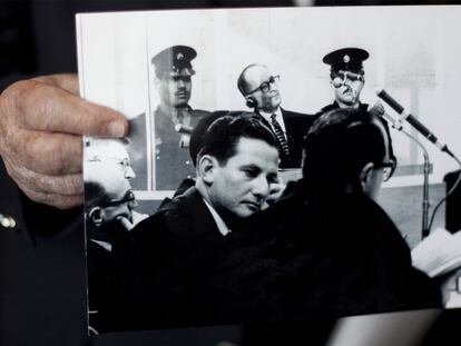 La mano de Gabriel Bach, uno de los fiscales que montó la acusación contra Eichmann en 1961, muestra una foto de aquel juicio.