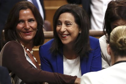 La diputada Luz Martínez Seijo, con traje marrón, junto a la portavoz parlamentaria socialista, Margarita Robles.