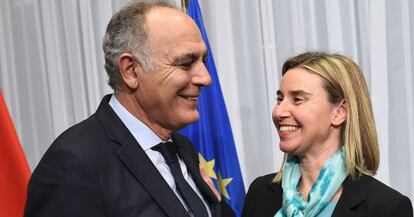 Federica Mogherini habla con el ministro marroquí de Asuntos Exteriores, Salahedine Mezouar, en Bruselas.