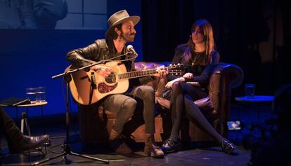 Leiva y Wilma Lorenzo, ayer, en el encuentro con suscriptores de EL PAÍS.