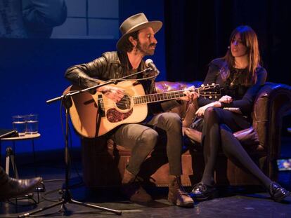 Leiva y Wilma Lorenzo, ayer, en el encuentro con suscriptores de EL PAÍS. 