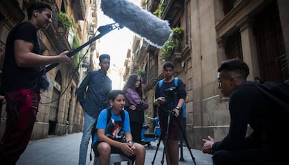 Omar B. (camiseta azul) entrevista a Mohamed Yowrik, en Barcelona.