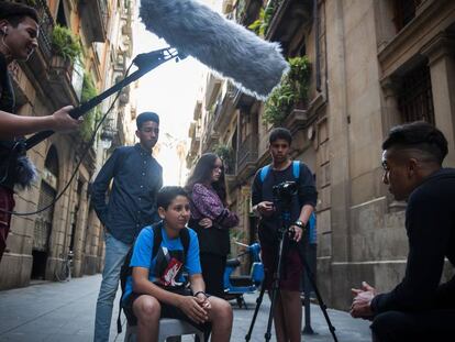 Omar B. (camiseta azul) entrevista a Mohamed Yowrik, en Barcelona.