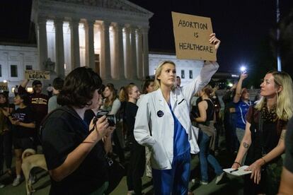 Una manifestante con un cartel en el que se lee "el aborto es atención médica" frente al Tribunal Supremo, en Washington.