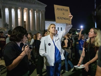 Una manifestante con un cartel en el que se lee "el aborto es atención médica" frente al Tribunal Supremo, en Washington.