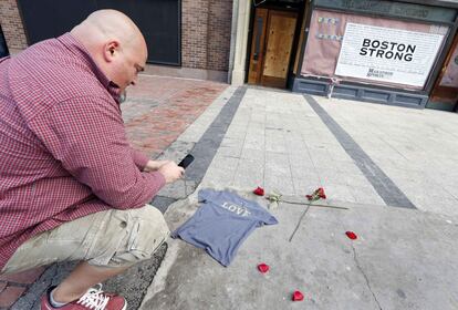 Joe Burke, de Haverhill, Massachusetts, deposita una camiseta en uno de los lugares donde explotó una de las bombas el pasado 15 de abril.