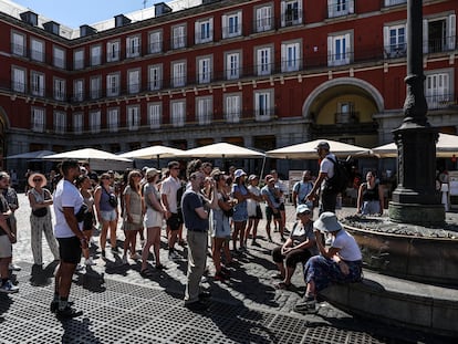 Un grupo guiado de turistas en la Plaza Mayor de Madrid, este martes.