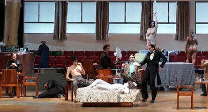 Un momento de la representación de 'Los cuentos de Hoffmann' en el Teatro Real, cuya escena recrea algunos espacios del Círculo de Bellas Artes de Madrid.