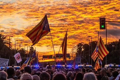 Centenares de personas se concentran este lunes en la avenida Diagonal de Barcelona para protestar contra la visita del rey a la capital catalana, ante un Palacio de Congresos blindado desde el domingo por la policía.