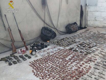 Las aves y el material para su captura ilegal incautados en la operación.