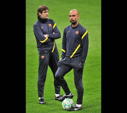 Una imagen tomada en 27 de marzo 2012 muestra al entonces entrenador del Barcelona, ​​Guardiola, y a su segundo Tito Vilanova, durante una sesión de entrenamiento en la víspera de los cuartos de final de la Champions League, en los que el Barcelona se enfrentó al Milan.