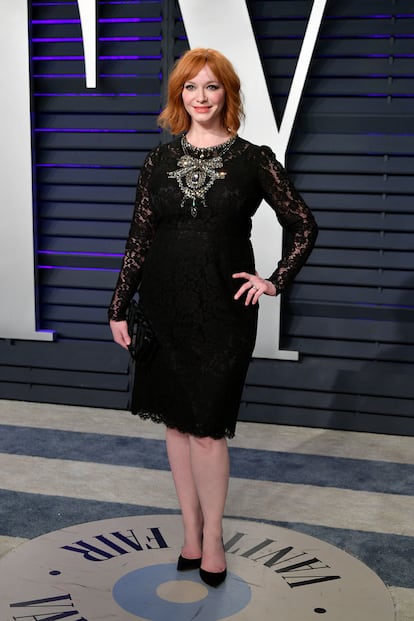 Christina Hendricks, intérprete en Mad Men y Chicas Buenas, con vestido corto, negro y lencero.