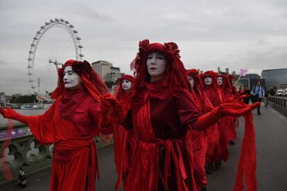 La Brigada Roja camina por el puente de Westminster en una protesta que tiene por fin exigir medidas contra la emergencia climática en Londres. Este grupo de activistas apareció por primera vez políticamente durante las protestas contra la Guerra de Irak, en 2001.