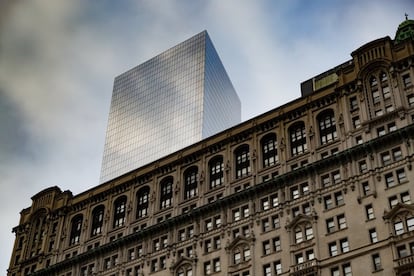 Es el primer edificio que empieza a operar en el complejo del World Trade Center, en la esquina sur este de la plaza, justo opuesto a la Torre Uno. Se abrió al público en noviembre de 2013.