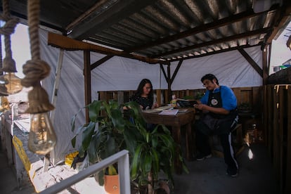 Fernando Vera y Tania Navarrete en la parte superior de la Librería Navegui, en el mercado del Carmen de Nezahualcóyotl.