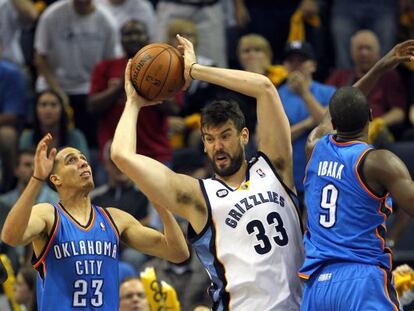 Marc Gasol, entre Kevin Martin y Serge Ibaka.