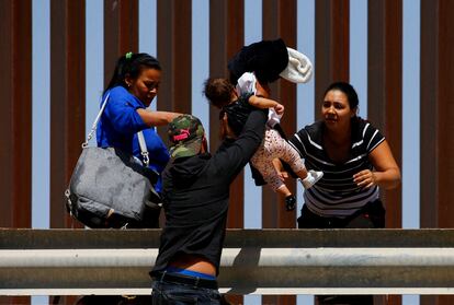 Crisis migratoria: Un grupo de migrantes trata de cruzar la frontera a la altura de El Paso, Texas
