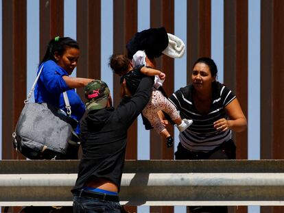 Un grupo de migrantes trata de cruzar la frontera a la altura de El Paso, Texas, el pasado 6 de abril.
