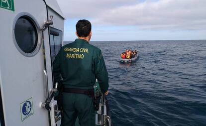 Un guardia civil, frente a una patera en aguas de Cádiz este martes.
 