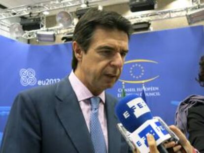 El ministro de Industria español, José Manuel Soria, durante sus declaraciones a los medios a la salida del Consejo de Ministros de Competitividad de la UE, celebrado hoy en Bruselas.