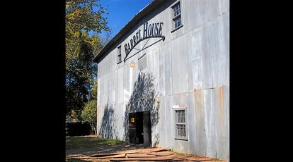 Uno de los almacenes de Jack Daniel’s. La marca guarda en pabellones como este 2,3 millones de barriles de whisky.