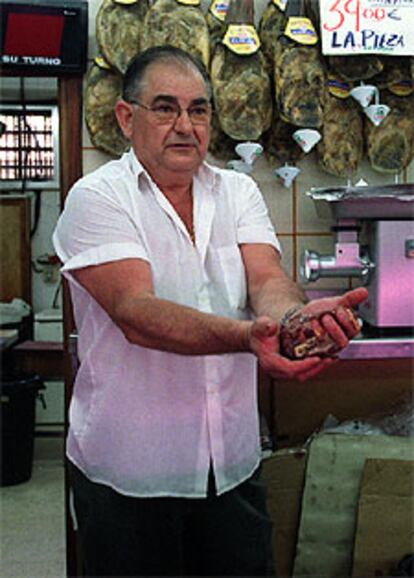 José Luis Jiménez mostraba ayer carne estropeada en un supermercado sevillano tras 20 horas sin electricidad.