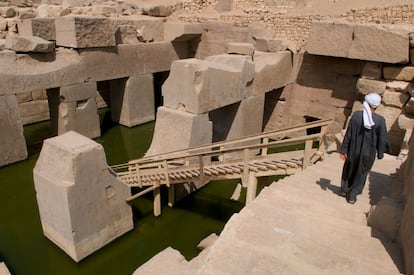 El Osirión, templo erigido por Seti I para adorar al dios Osiris en Abydos (Egipto).