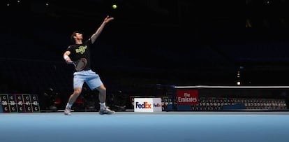 Murray sirve durante un entrenamiento en el O2 de Londres.