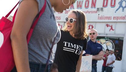 Natalie Portman luce una camiseta del movimiento Time's Up en la marcha anual por el día de Martin Luther King, en Los Angeles, en enero de 2018.