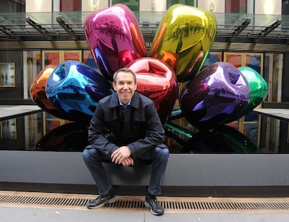 <p><strong>O que pensamos hoje: </strong>Jeff Koons é um dos artistas vivos mais cotados. Goste ou não, suas exposições se convertem em blockbusters capazes de atrair milhares de espectadores. O Guggenheim de Bilbao exibe seu gigantesco e florido <em>Puppy</em> na entrada, além de um igualmente enorme ramalhete de Tulipas <em></em> metálico em uma de suas esplanadas. É quiçá o artista contemporâneo que de maneira mais literal e extrema representou a sociedade do espetáculo e sua ancoragem na economia capitalista.</p> <p><strong>O que disseram então:</strong> Em 1989, quando já desfrutava de um reconhecimento invejável para qualquer outro artista, o crítico Mark Stevens escreveu na edição norte-americana Vanity Fair as palavras definitivas sobre sua obra: “seja o que for que diz Koons, Warhol o disse melhor”.</p>