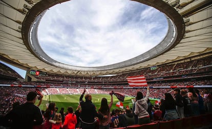 El nuevo hogar del Atlético de Madrid fue inaugurado el 16 de septiembre de 2017 con una capacidad para 68.000 espectadores. Desde entonces no ha dejado de sorprender. "Es 100% digital", dice Enrique Canellada, director de la Oficina de Proyecto en Telefónica Empresas, socio tecnológico de los colchoneros. El recinto cuenta con una inteligente sala de control, un espacio al que pocos pueden acceder. Desde ese sitio, un reducido grupo de expertos de entre 15 y 17 personas gestiona un circuito cerrado de televisión, los sistemas de vigilancia y los contenidos emitidos en un millar de pantallas LED. La sala está conectada con dos centros de procesamiento de datos (CPD) instalados en sitios estratégicos del recinto. Este es el verdadero corazón tecnológico del Wanda Metropolitano, afirma René Abril, director de Tecnología y Desarrollo Digital del Atlético de Madrid.