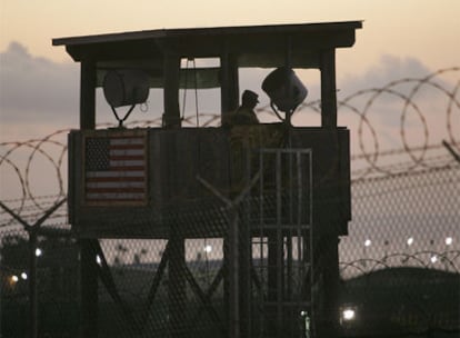 Un soldado hace guardia en una torre de vigilancia del Campo Delta, en Guantánamo.