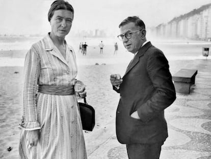 Simone de Beauvoir y Jean-Paul Sartre, en la playa de Copacabana en septiembre de 1960.