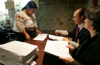 Una mujer jura la Constitución en el Registro Civil de la calle Pradillo de Madrid.