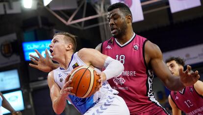 Dee, del Gipuzkoa, intenta escapar del marcaje de Aboubacar, del Valladolid, durante la final de la Copa de la Princesa