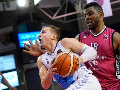 Dee, del Gipuzkoa, intenta escapar del marcaje de Aboubacar, del Valladolid, durante la final de la Copa de la Princesa