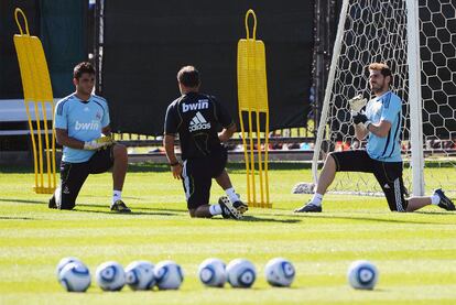 Adán (a la izquierda) y Casillas, durante un entrenamiento en Los Ángeles.