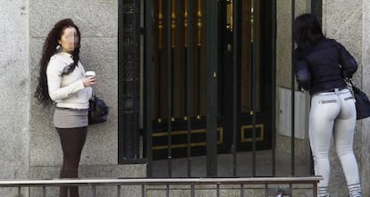 Dos prostitutas en calle de la Montera de Madrid.