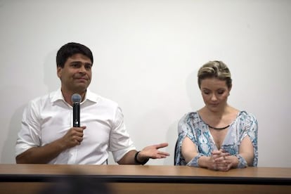 Pedro Paulo e a ex-mulher Alexandra durante a coletiva.