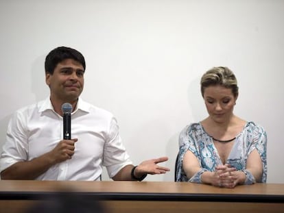 Pedro Paulo e a ex-mulher Alexandra durante a coletiva.